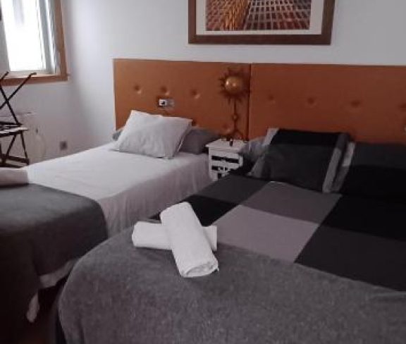 Dormitorio con cama doble e individual - Malpica Vistas